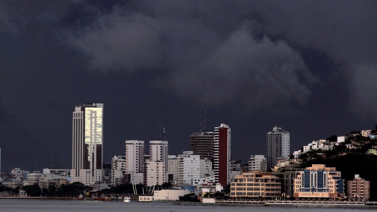 Una vista panorámica de la ciudad de Guayaquil (Ecuador), cubierta de nubes, durante una temporada de lluvias.