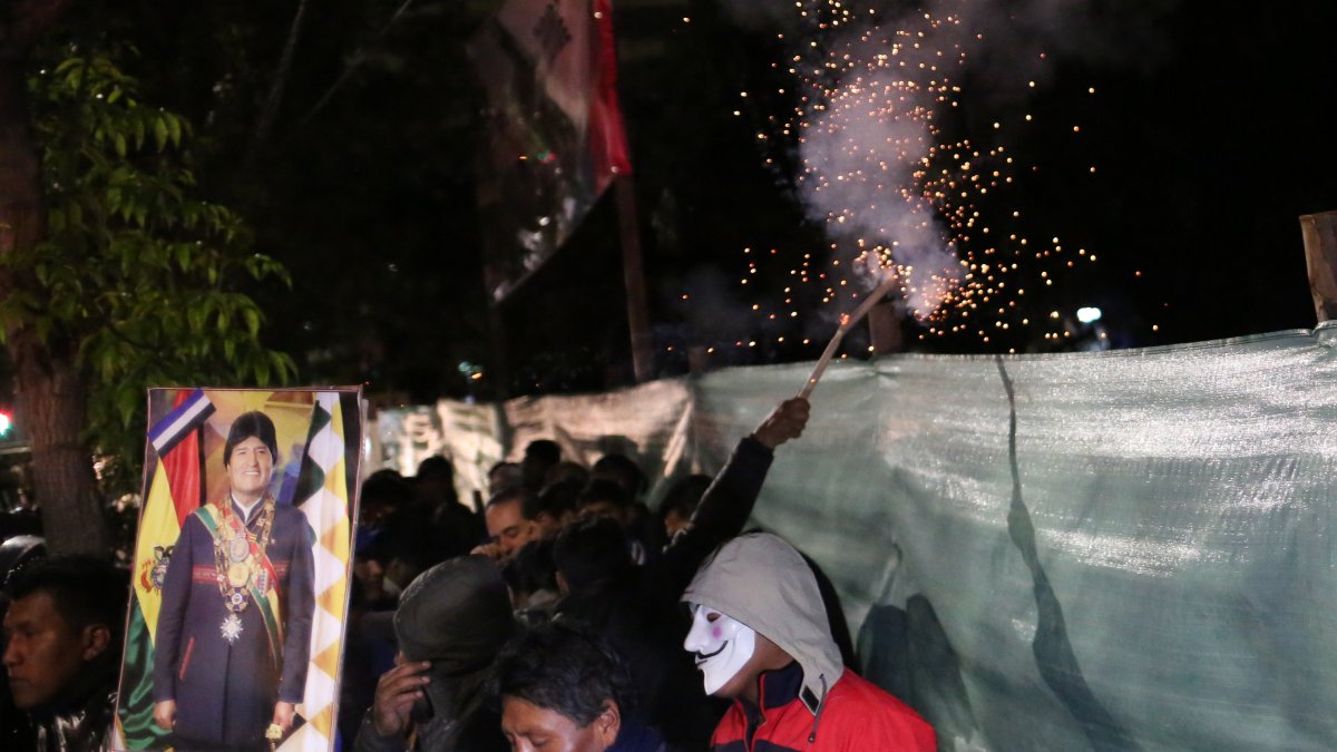 Seguidores del expresidente Evo Morales protestan en puertas del Tribunal Supremo Electoral TSE, este 31 de octbre de 2023 en La Paz (Bolivia).