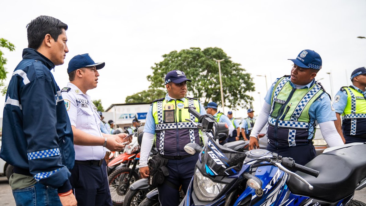 Los uniformados de la ATD controlan el tránsito en Durán