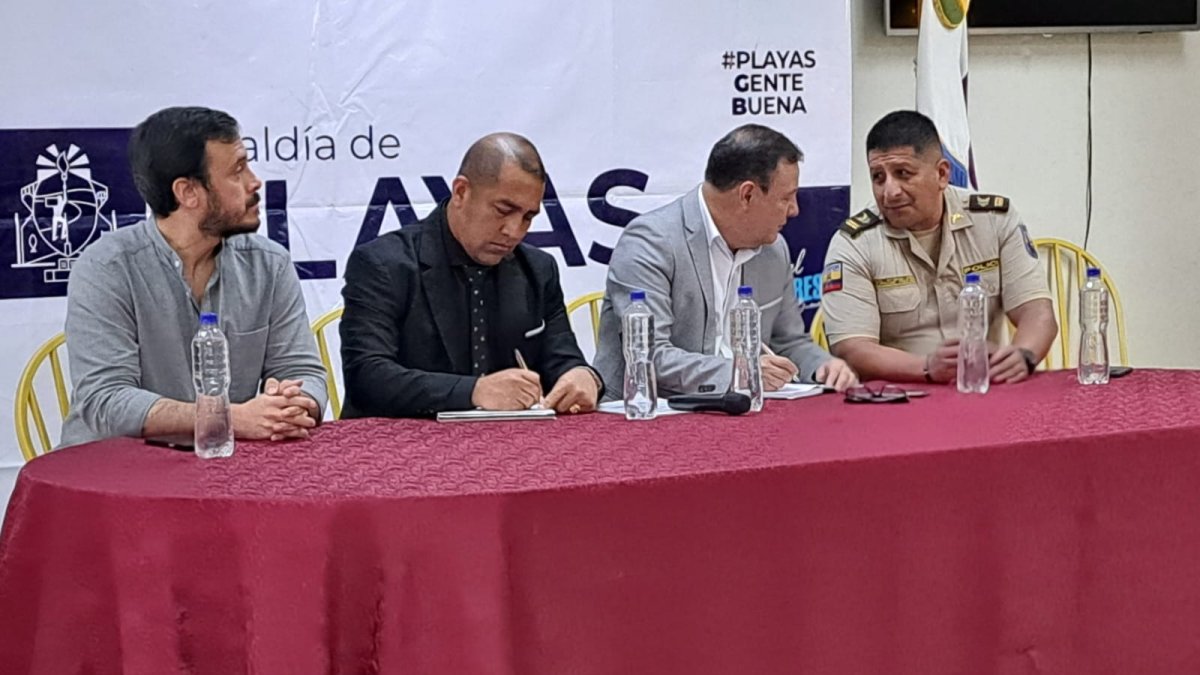 Reunión. Las autoridades se reunieron en el Salón de la Ciudad.