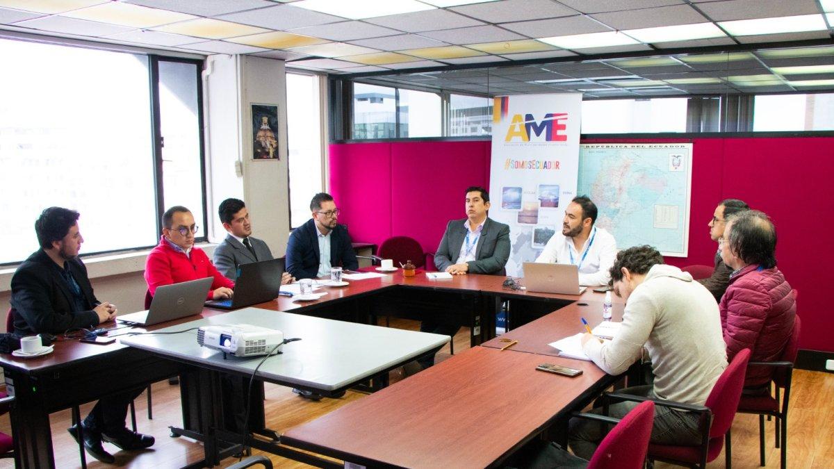 Imagen referencial para graficar este artículo. En la foto aparecen funcionarios de la AME.