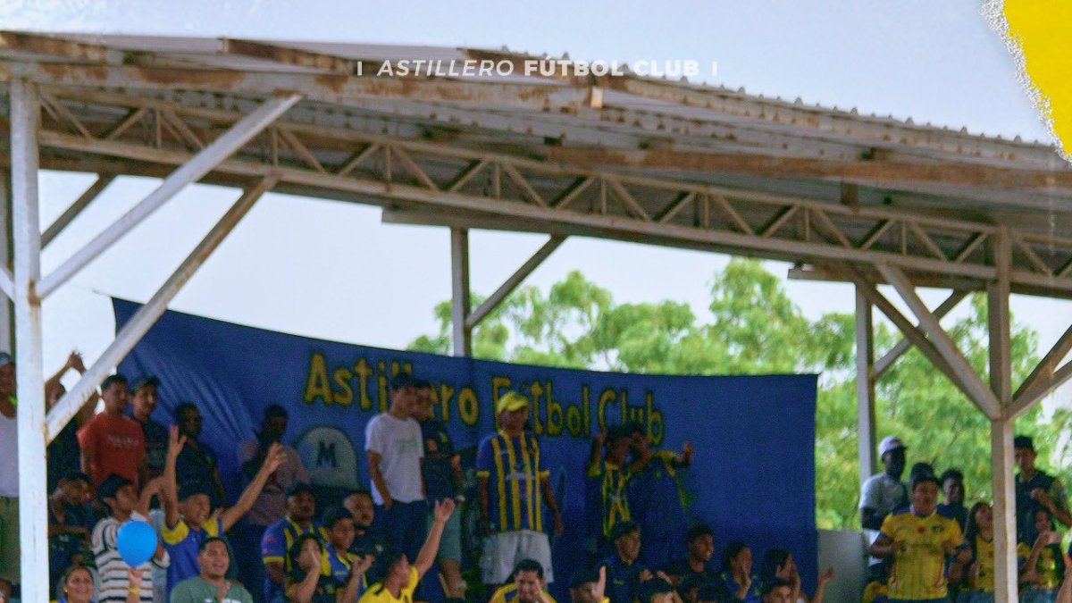 Astillero FC hace de local en el estadio de la Espol y lleva buena cantidad de público.