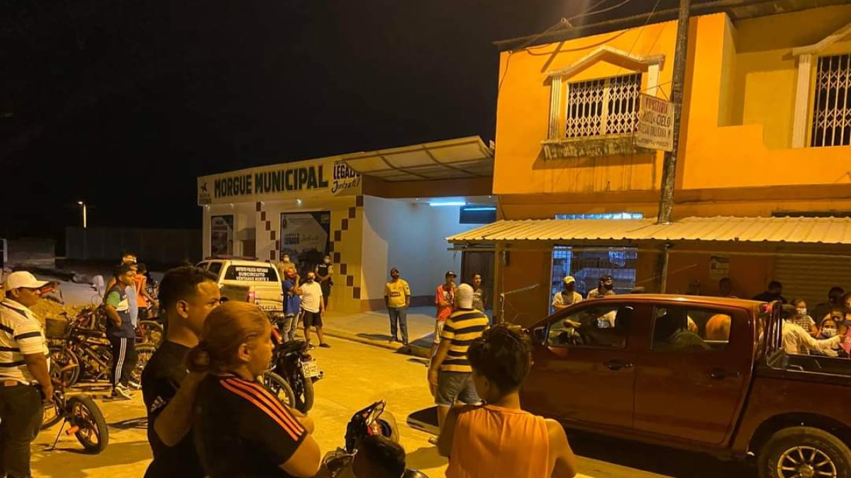 Traslado. Los cuerpos fueron trasladados al centro forense de Ventanas, para las autopsias.