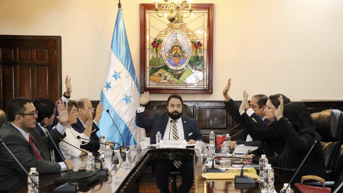 El presidente del parlamento, Luis Redondo (c), junto a los integrantes de la Comisión Permanente del Parlamento de Honduras sesionan antes de designar al nuevo fiscal general del Estado.