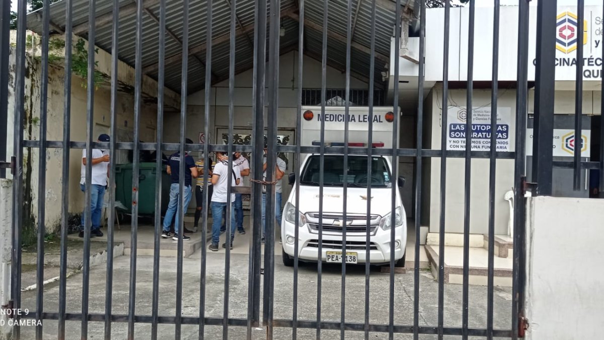 Autopsia. Los cuerpos quemados se encuentran en el centro forense de Quevedo para la necropsia.