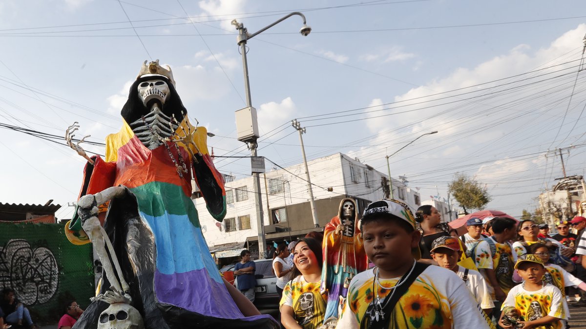 Tradición. Cientos de seguidores devotos de la Santa Muerte se dieron cita en el XXII aniversario de su altar.