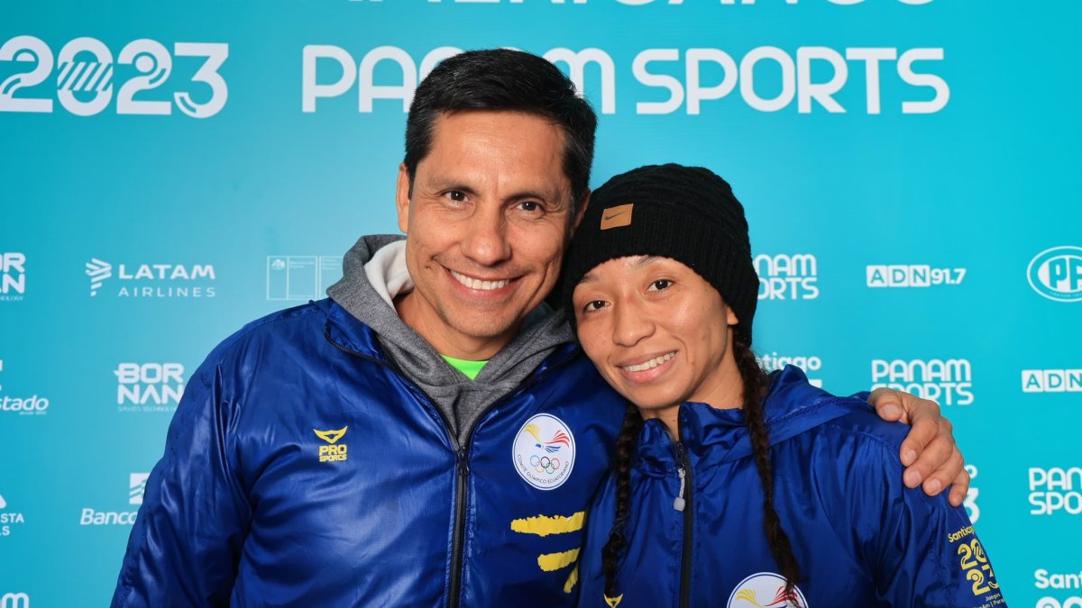 Jacqueline Mollocana junto a Jefferson Pérez, tras su primera medalla en 3 Panamericanos.