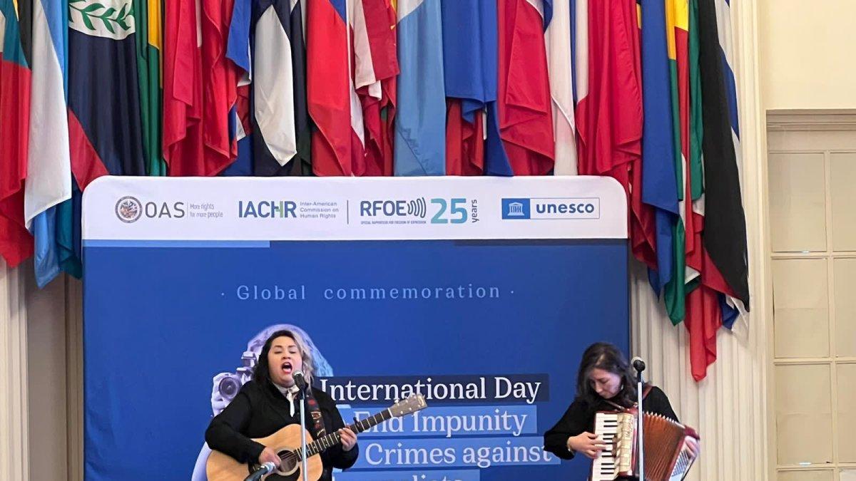 Evento para recordar el fin de la impunidad de crímenes contra periodistas. En el acto participó el grupo mexicano Vivir Quintana, dúo femenino que dedica un anticorrido para conmemorar a los periodistas asesinados.
