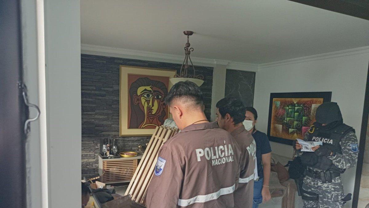 Evidencias. Agentes recogen indicios en los lugares allanados.