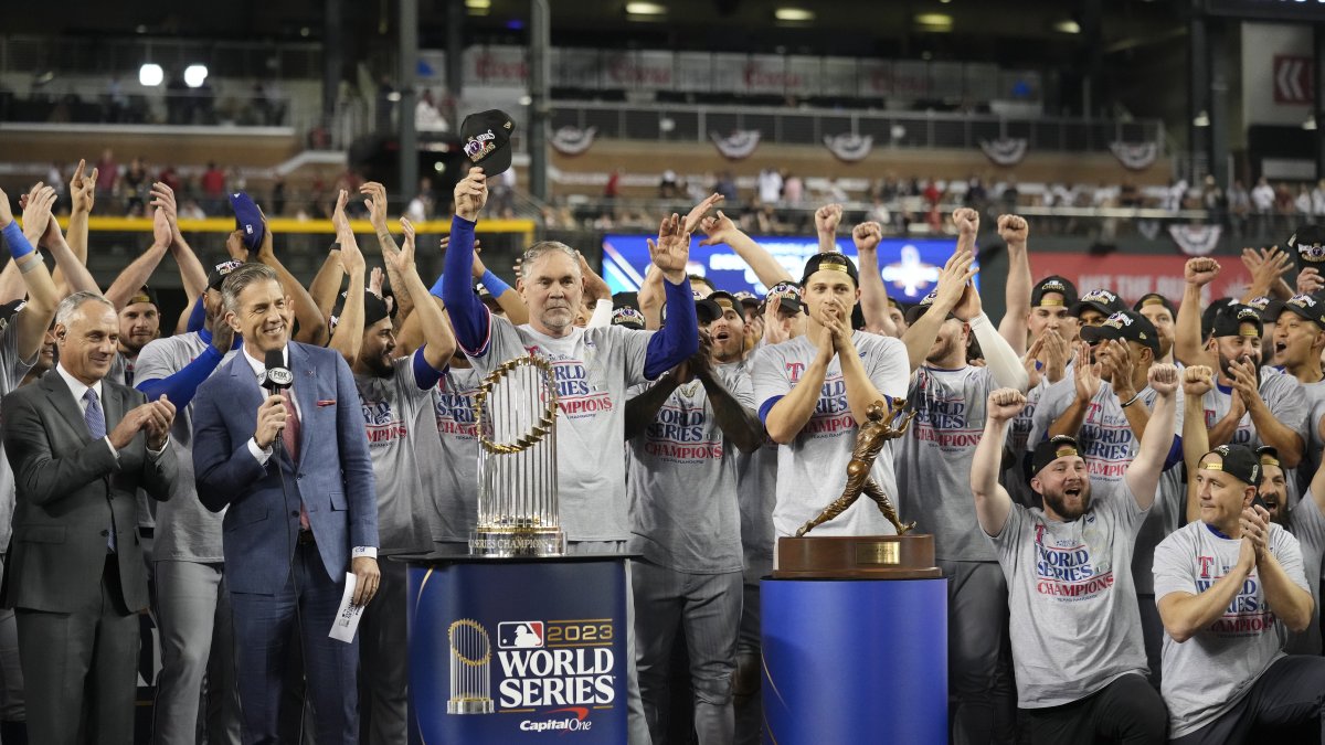 El entrenador de Rangers, Bruce Bochy, levantó el trofeo de monarcas del equipo.