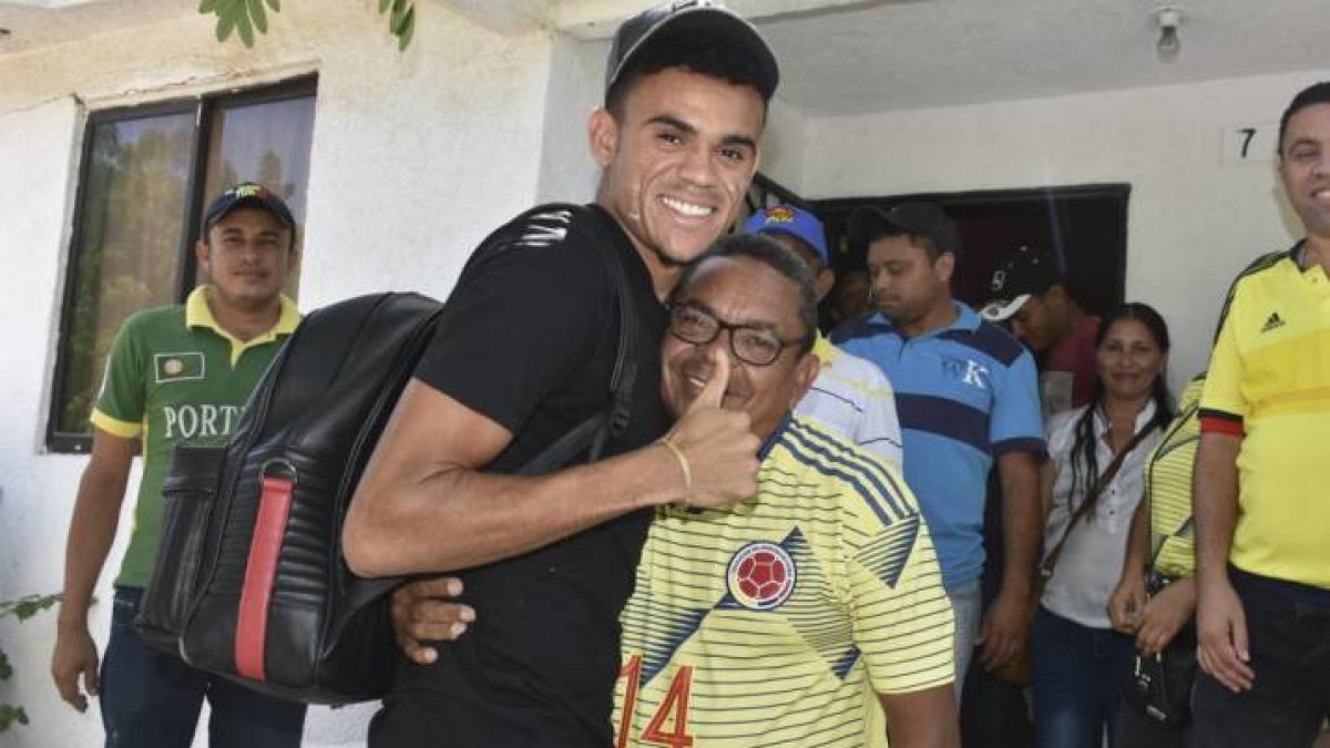 Luis Díaz, jugador del Liverpool, con su padre en una despedida.