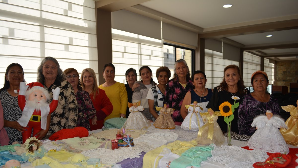 Artesanas. La mayoría son  mujeres de la tercera edad.