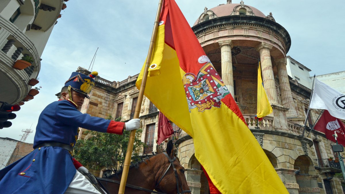La capital azuaya celebra 203 años de Independencia.