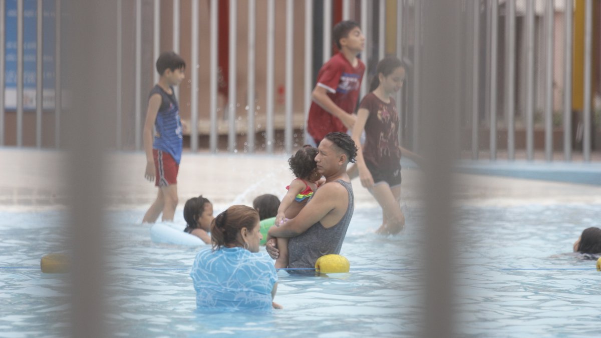 Las piscinas públicas fueron de los sitios aprovechados por quienes decidieron quedarse en casa.