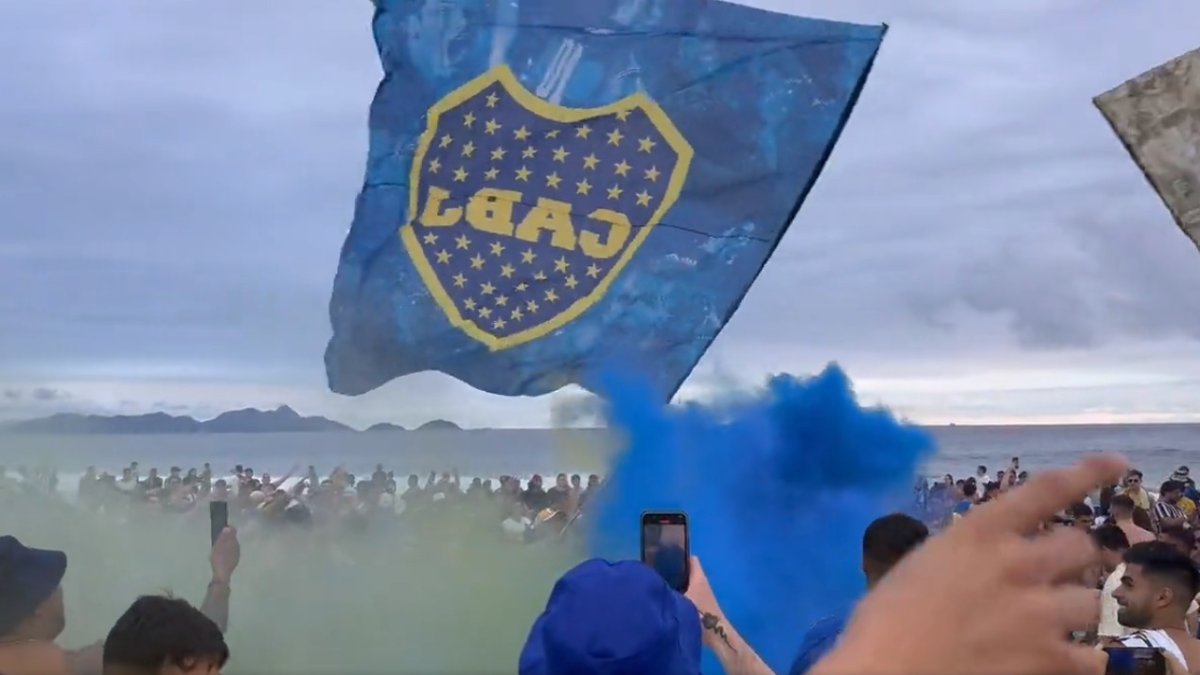 Hinchas se toman la playa de Copacabana.