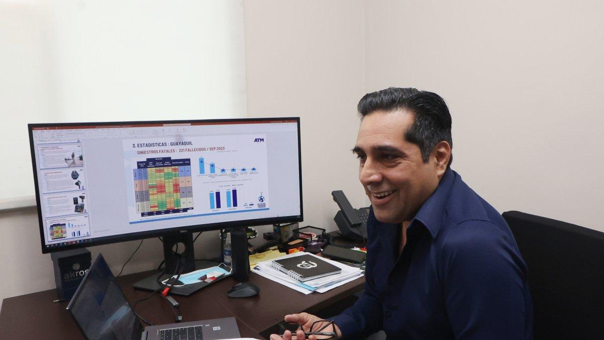 Es ingeniero en Sistemas Computacionales con mención en Administración de Empresas. Graduado en la Universidad Católica de Guayaquil.