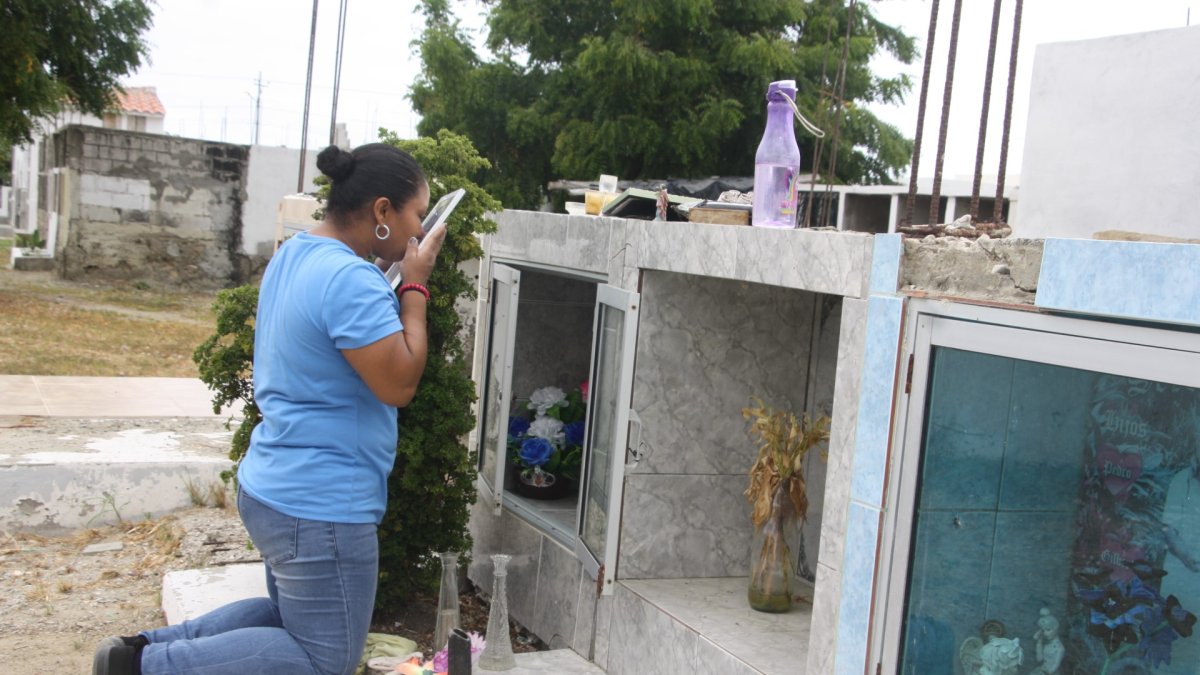 Una ciudadana peninsular visitó los restos de su familiar.