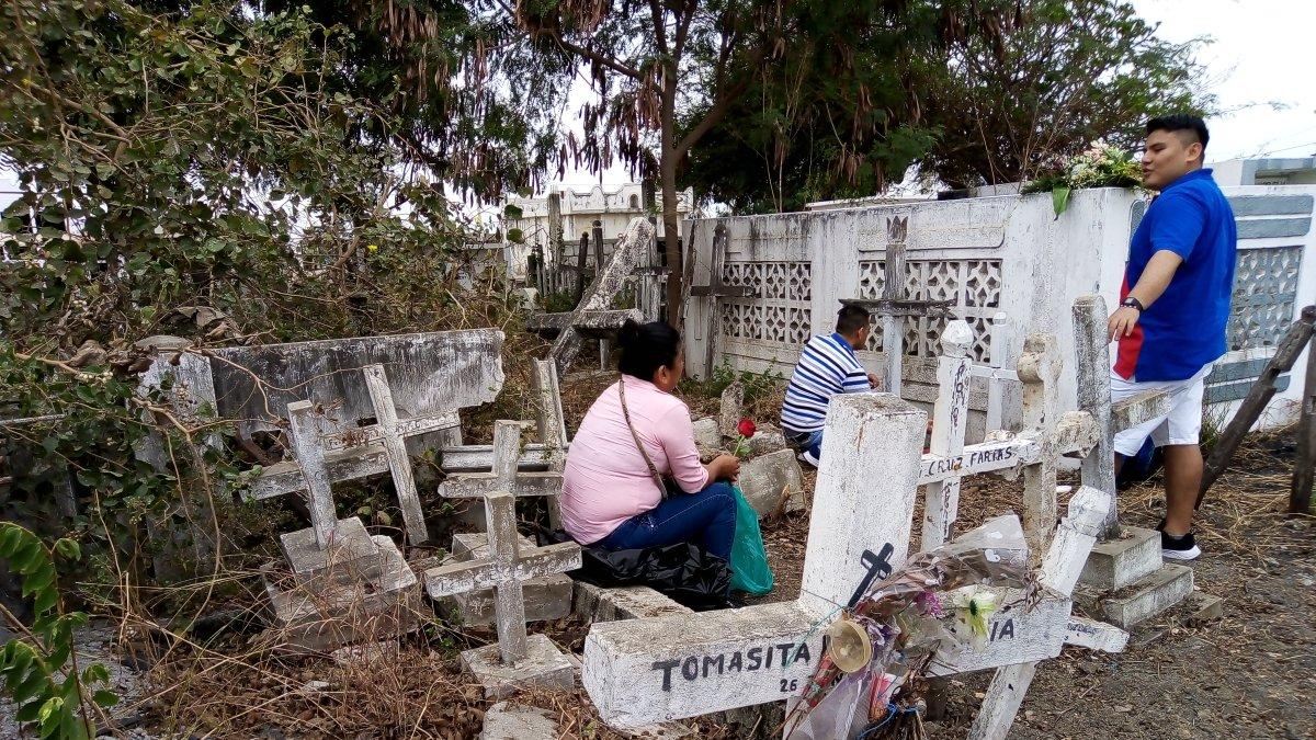 Familia. Visitantes se acomodaron entre las tumbas, en Playas.