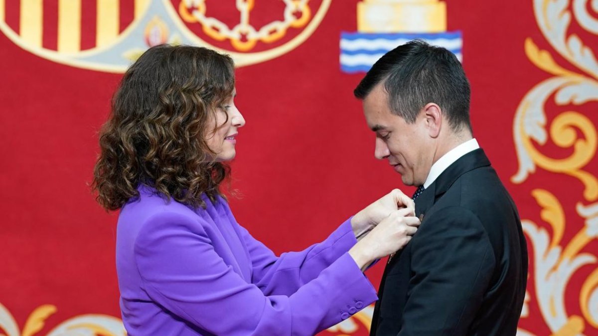 El presidente electo de Ecuador junto a la presidenta de la Comunidad de Madrid.
