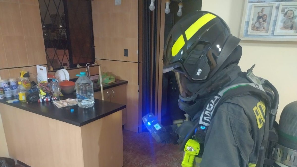 Ayuda. Miembros del Cuerpo de Bomberos acudieron a brindar ayuda a nueve miembros de una familia.