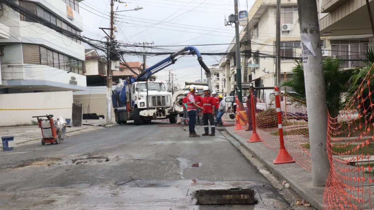Desde horas de las noche está vía fue acordonada para evitar que el hundimiento de la calle provoque algún accidente.