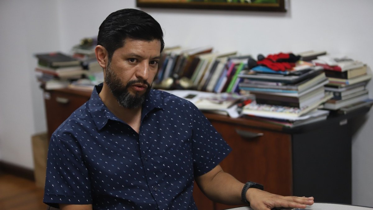 Actividad. Fue director del Centro de publicaciones de la Pontificia Universidad Católica del Ecuador (PUCE) durante una década.