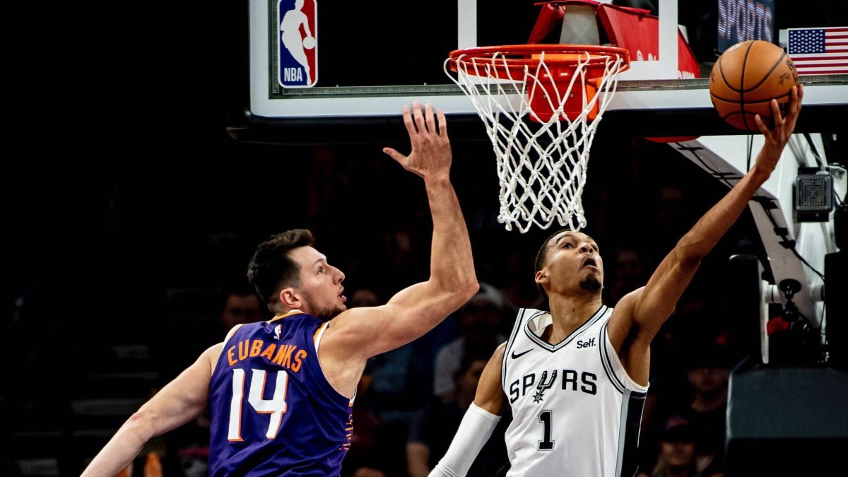Wembanyama (d) guió a los San Antonio Spurs para imponerse a los Phoenix Suns.