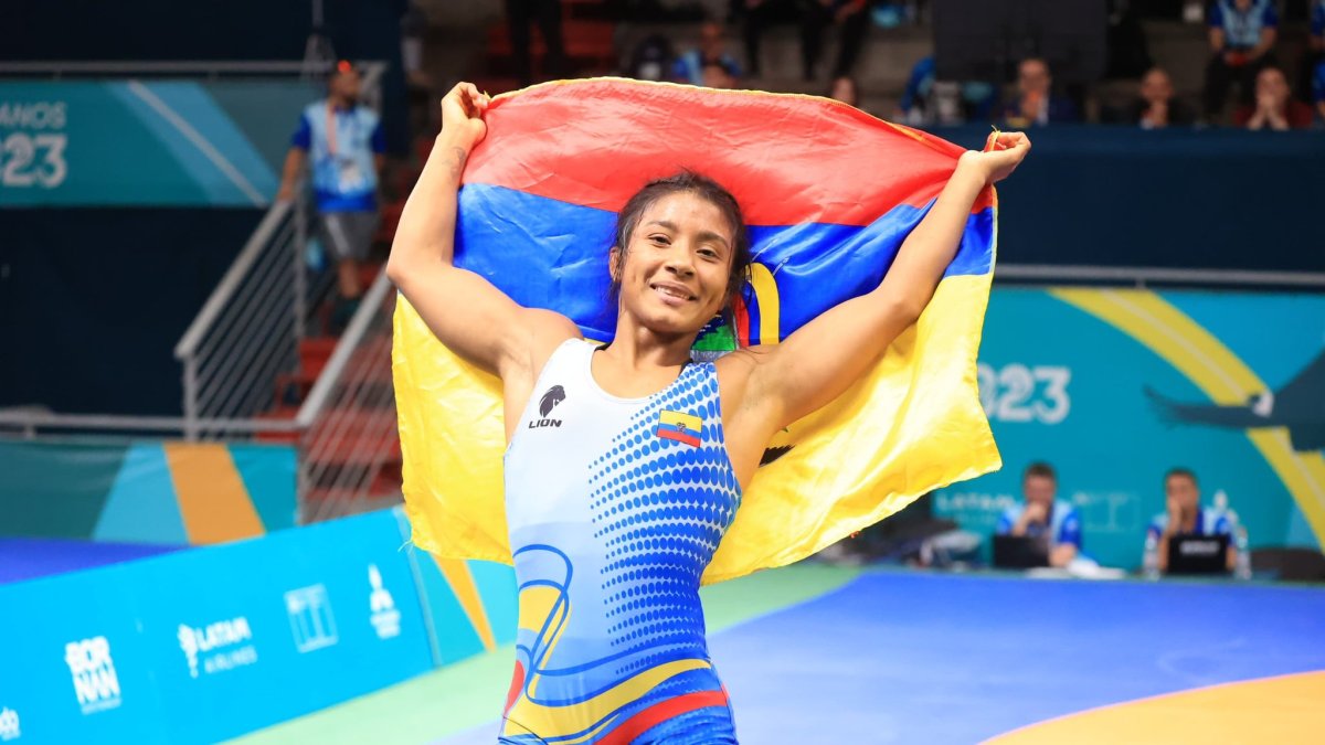 La luchadora Lucía Yépez y su celebración tras ganar la medalla de oro en los Juegos Panamericanos.