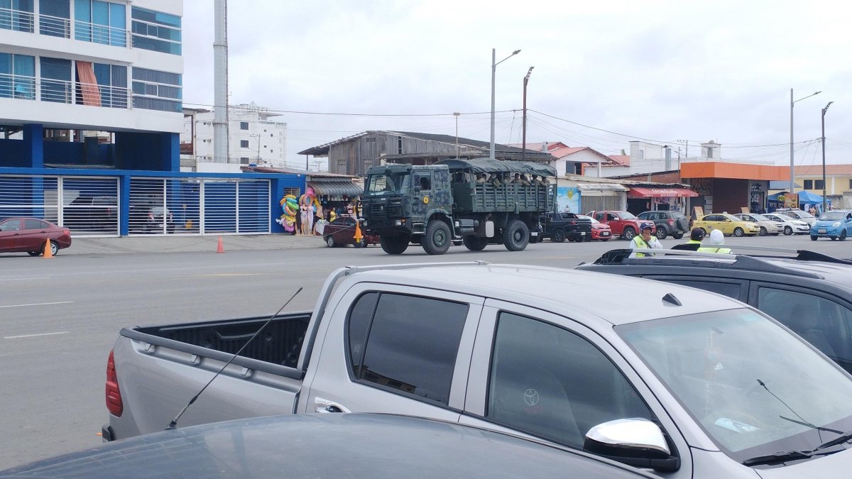 Presencia. Horas después del crimen, se observó la presencia de un grupo de militares en la vía principal.