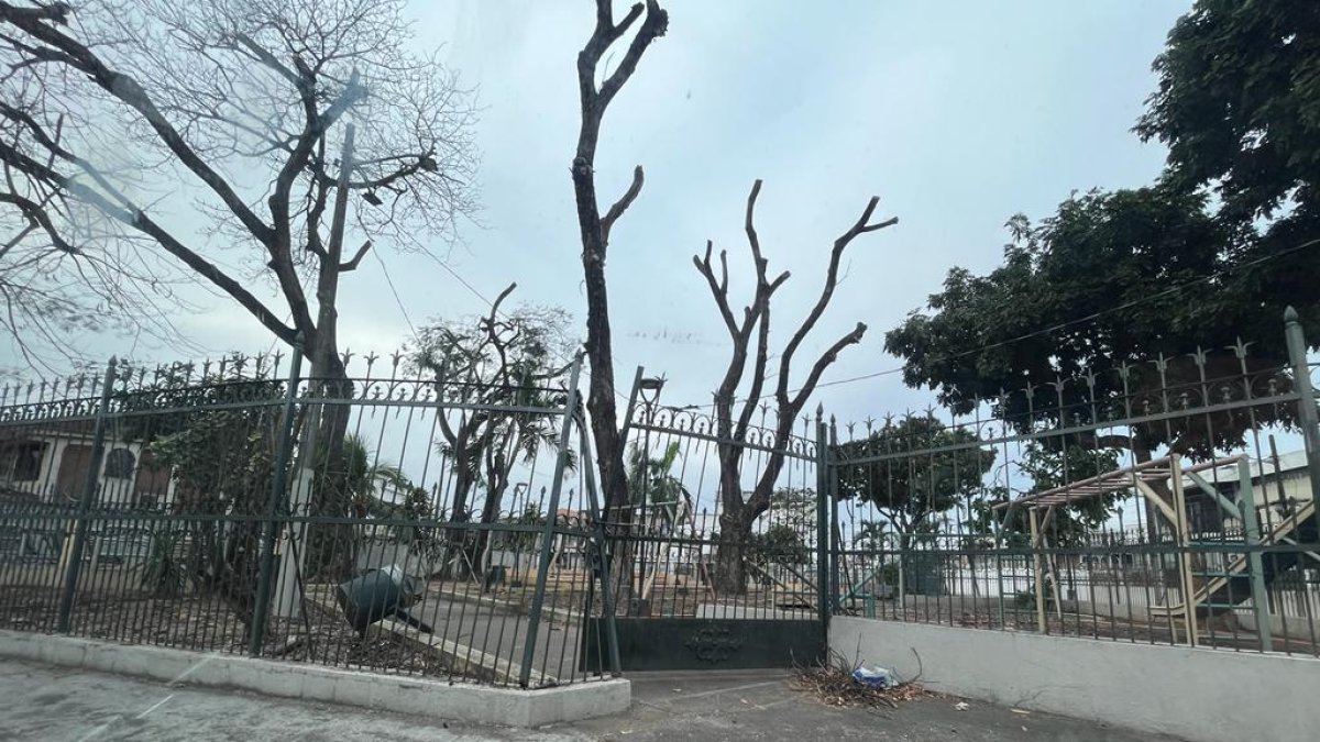 Abandono. La puerta principal del parque se encuentra abollada.