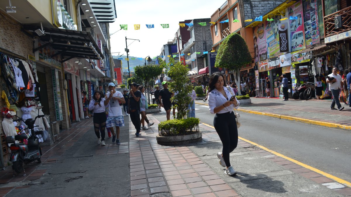 Festividad. Los turistas paseaban por las calles adornadas de la provincia.