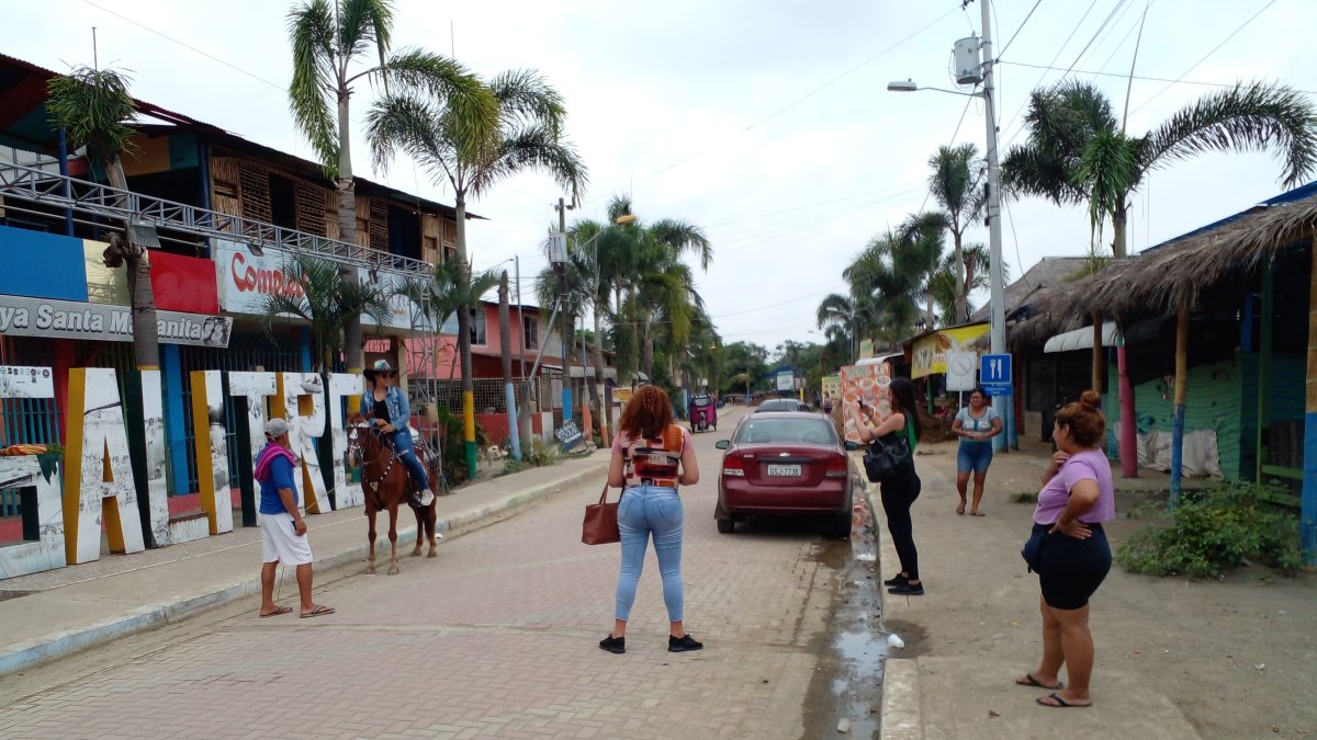 Los comerciantes ofrecieron a los turistas sus productos en oferta.