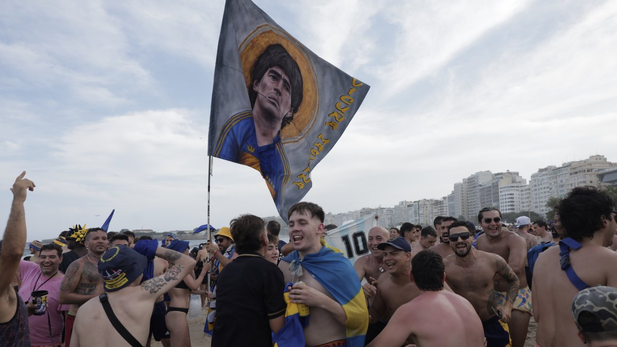 Aficionados de Boca Juniors se reúnen para celebrar y cantar a favor de su equipo en la previa de la final de la Copa Libertadores ante Fluminense, en la playa de Copacabana, en Río de Janeiro.
