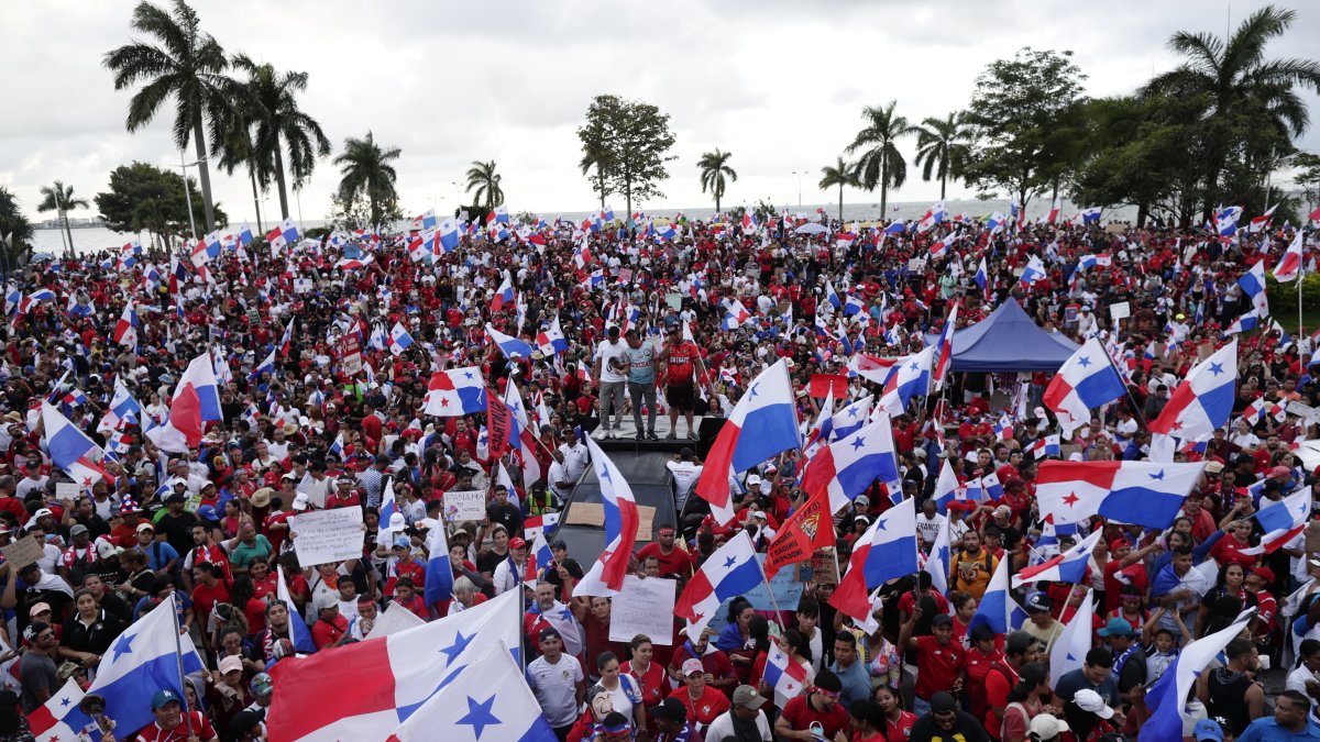 Protestas. Jóvenes y ambientalistas sostienen carteles con frases que rechazan la ejecución del contrato minero entre el Estado y Minera Panamá.