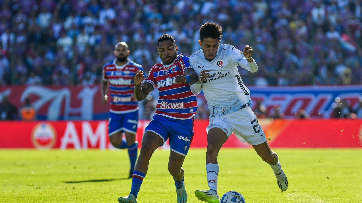 Jorge González (i) junto a su hijo Sebastián tras el título alcanzado por Liga de Quito en la Copa Sudamericana.