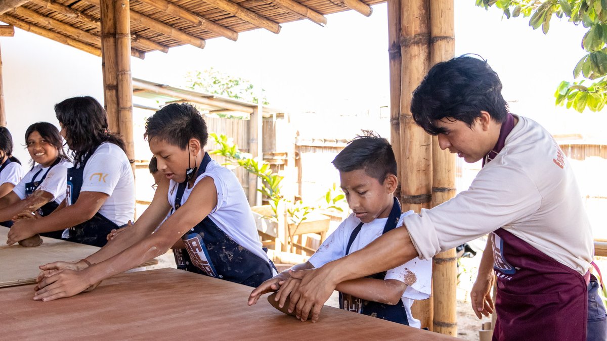 Material. Una familia se dedica a elaborar artesanías con barro