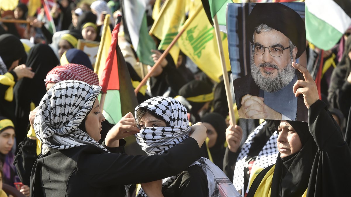 Simpatizantes de Hizbulá escucharon el discurso del líder  a través de una pantalla en Beirut