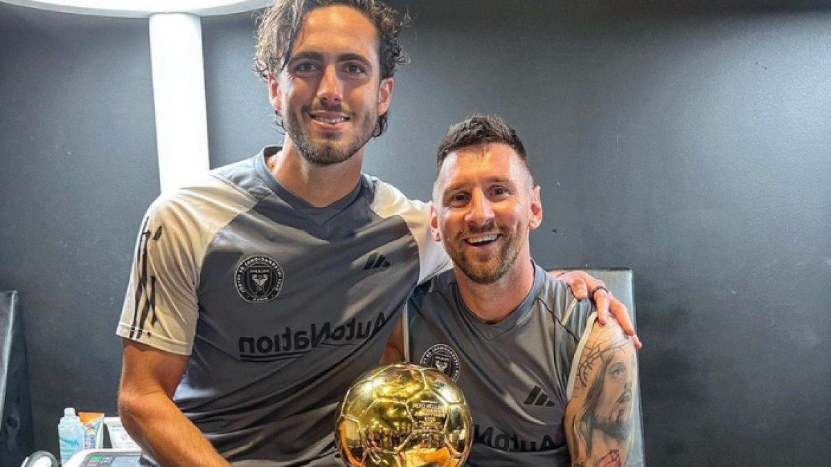 Leo y Lio posaron juntos con el Balón de Oro.