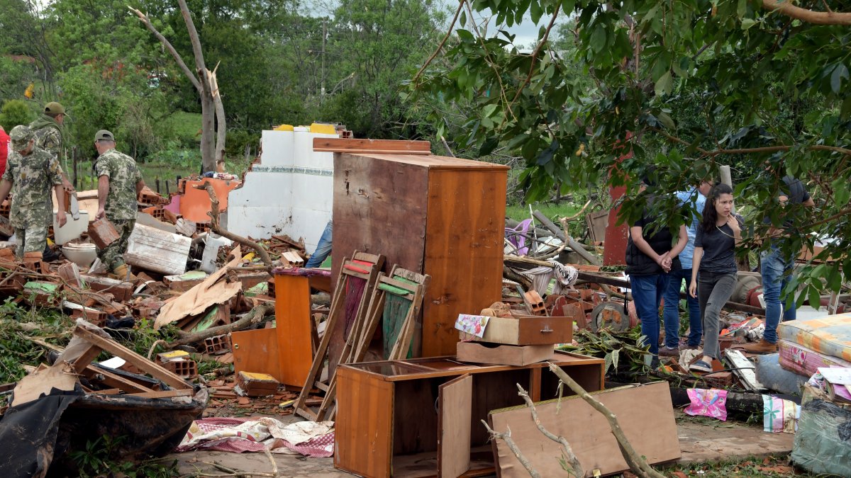 Destrozos tras el paso de un tornado, en San Estanislao (Paraguay)