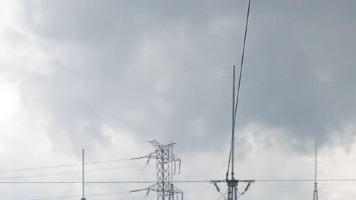 Trabajos. Operarios realizan mantenimiento a instalaciones, en Quito.