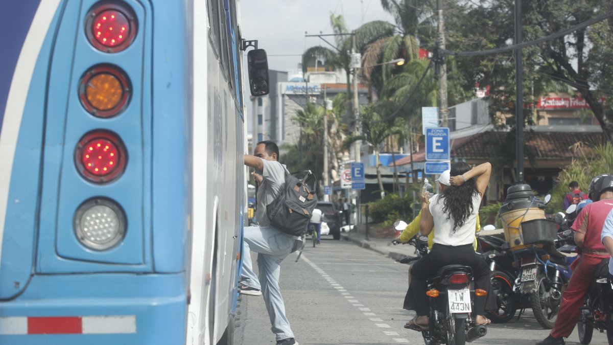 Desorden. La mayoría de conductores de buses urbanos recogen donde sea a los pasajeros, ya sea en medio de las vías o a dos metros de donde están las paradas,.