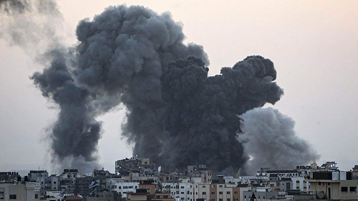 El humo se eleva tras los ataques israelíes en el barrio de Tal Al Hawa en la ciudad de Gaza, 4 de noviembre de 2023.