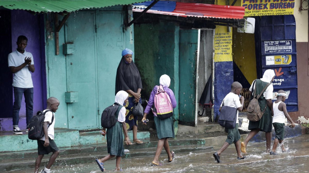 Las inundaciones afectaron a varios edificios, y obstaculizaron el paso de peatones y vehículos.