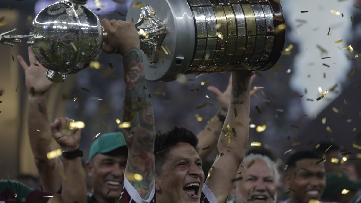 El argentino Germán Cano, goleador de Fluminense, levanta la Copa Libertadores.