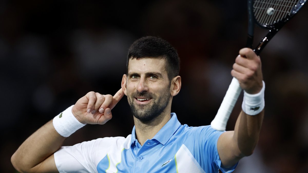 El tenista serbio Novak Djokovic y su celebración tras clasificar a la final del Masters 1.000 de París.