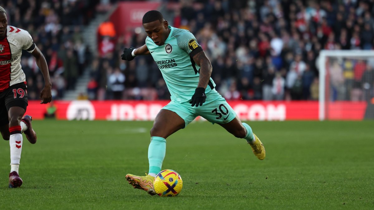 Pervis Estupiñán no ha entrenado con el plantel de Brighton por su dolencia muscular.