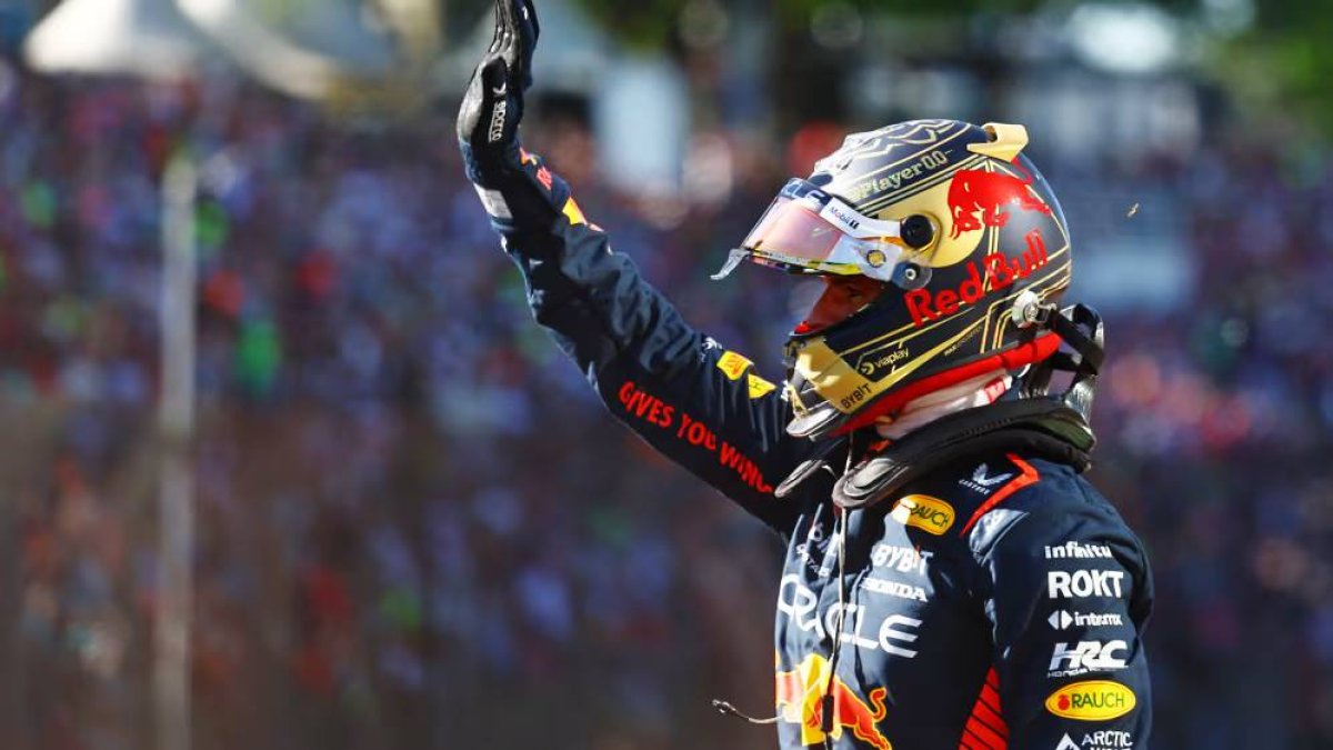 Max Verstappen y su celebración tras sumar la victoria en la carrera sprint del Gran Premio de Brasil.