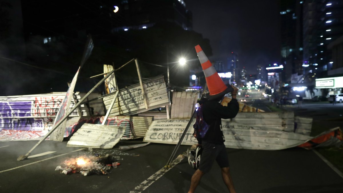 Situación. Los ciudadanos han cerrado las calles de las urbes y carreteras con pancartas, puertas metálicas, barrotes, y cualquier objeto cercano.
