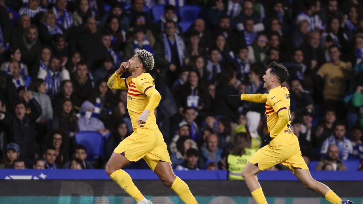 Ronald Araujo (i) celebra tras marcar el gol del triunfo de Barcelona sobre Real Sociedad.