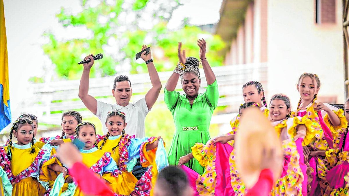 Celebración de escuela colombiana tras ganar concurso ambiental.